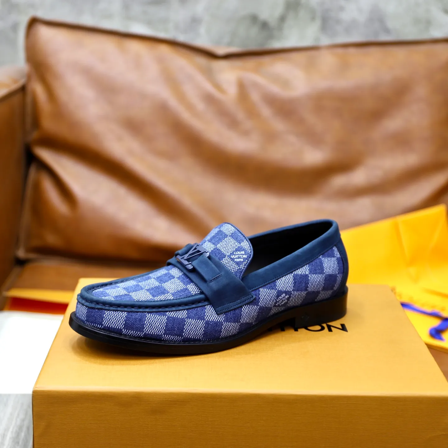 Men's shoes 💰: 💰900LV Louis Vuitton slip-on loafers, top quality products produced in Dongguan, ready for sale! This LV Glove loafer is made of selected soft cowhide, with a slightly wrinkled leather surface and a very high-end texture. Each pair is unique. The leather surface is light and soft, with a fine texture and good luster. It is a classic loafer style, with exquisite handmade mark stitching on the toe, and a square toe configuration to highlight the classic style. The horizontal band has hot-printed LV three-dimensional letters, semi-solid handcrafts and a genuine leather outsole, and a rubber patch on the heel to create wear-resistant performance and comfort. One of the must-have loafers for men! Comes with full original packaging! Code number: 38-39-40-41-42-43-44 (38, 45, 46 customized) standard leather shoe code